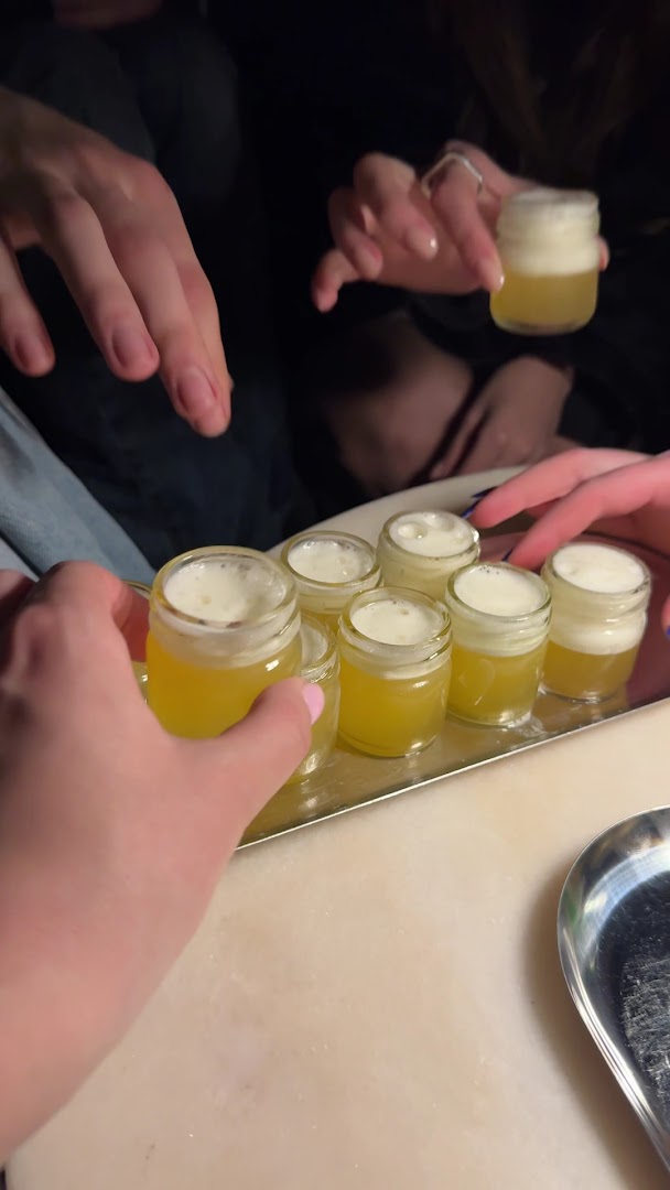 Lot koktajli w słoikach na tacy